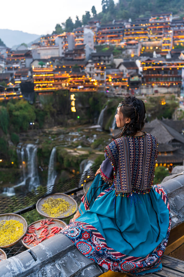 Asiatica apreciando un paisaje de china